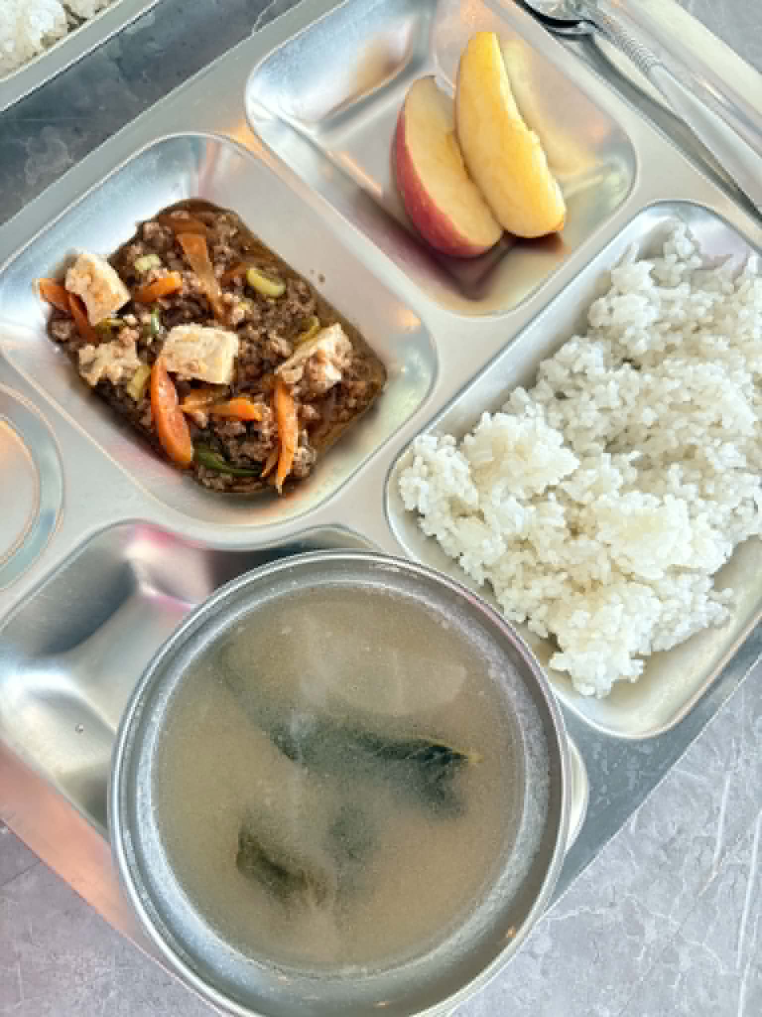 Beef giniling with rice & apple slices